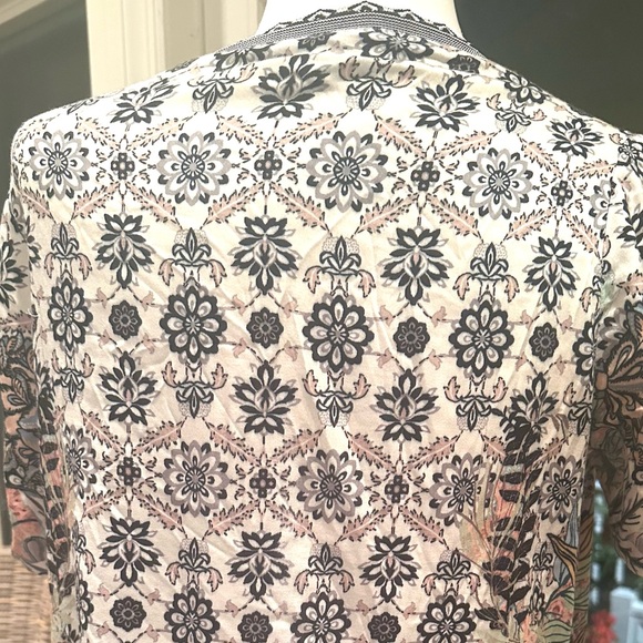 Hale Bob M Floral Short Sleeve Top in NEW Condition Poly/Spandex Blend - Picture 6 of 15